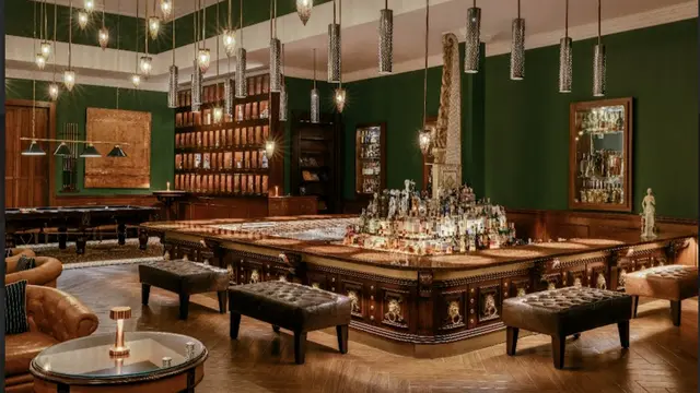 Restoran Apéritif dan Pinstripe Bar