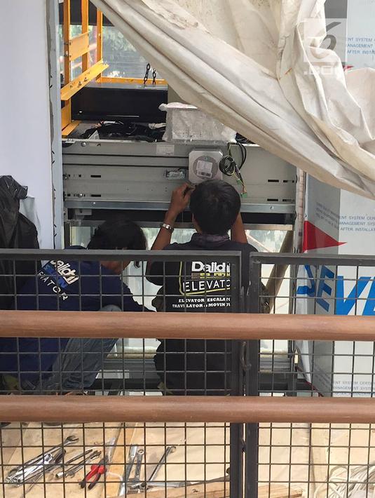 Pekerja menyelesaikan pembangunan lift pada jembatan penyeberangan orang di kawasan Senayan, Jakarta, Senin (13/5). Pembangunan lift pada tiga JPO yang berada di Jalan Sudirman itu bertujuan meningkatkan kenyamanan kepada warga dan ditargetkan rampung akhir bulan ini.(Liputan6.com/Immanuel Antonius)