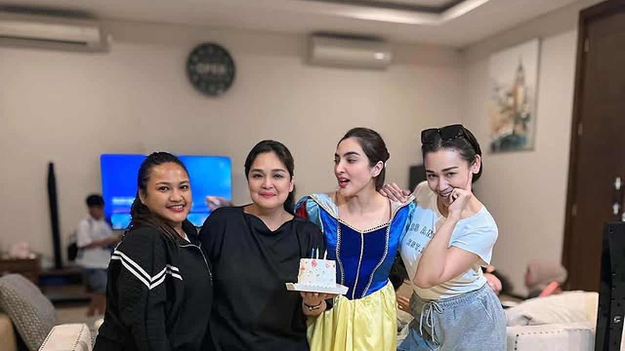 7 Potret Ashanty Rayakan Ultah Kakak Perempuannya, Penuh Kehangatan Bersama Keluarga - Unggah Foto Lawas