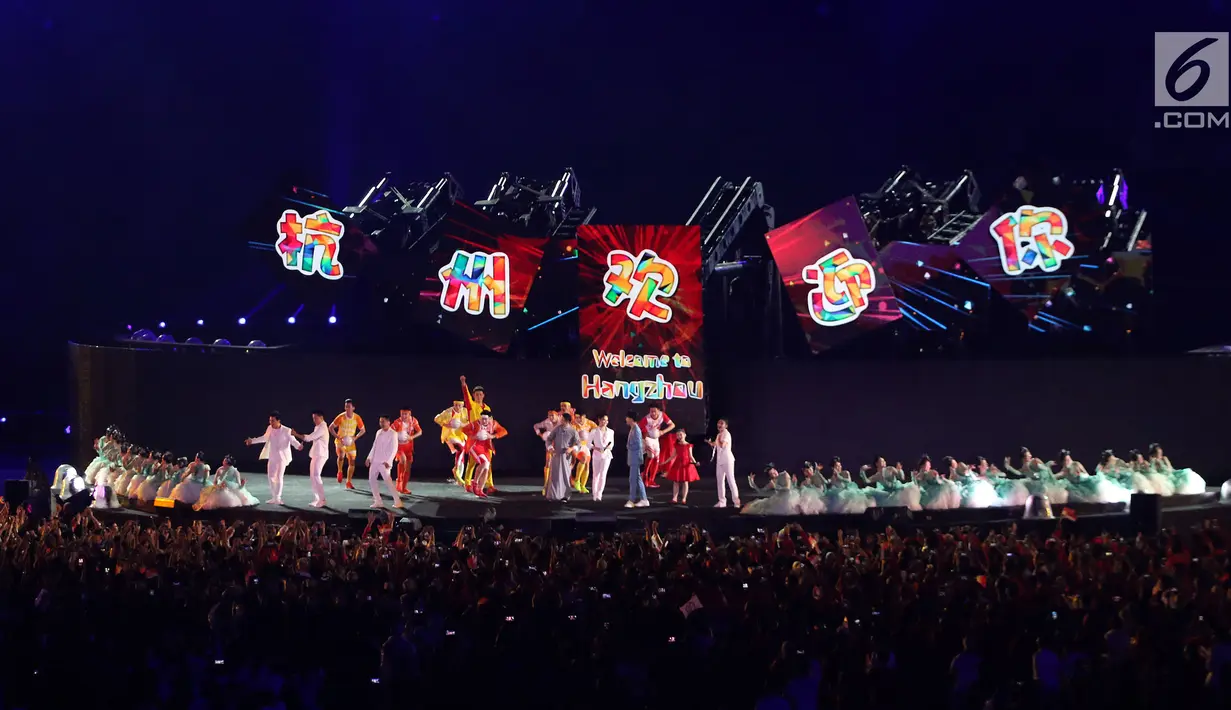 Pendiri Alibaba Group Jack Ma menyemarakkan Upacara Penutupan Asian Games 2018 di Stadion Utama Gelora Bung Karno, Jakarta, Minggu (2/9). Jack Mamemperkenalkan kota Hangzhou sebagai lokasi penyelenggaraan Asian Games 2022 (Liputan6.com/Helmi Fithriansyah)