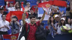 Petenis Serbia, Novak Djokovic melambaikan tangan ke penonton setelah kalah dari Petenis Yunani, Stefanos Tsitsipas pada perempat final tunggal putra tenis Shanghai Masters di Shanghai, China (11/10/2019). Tsitsipas menang 3-6, 7-5, 6-3 atas Djokovic. (AP Photo/Andy Wong)