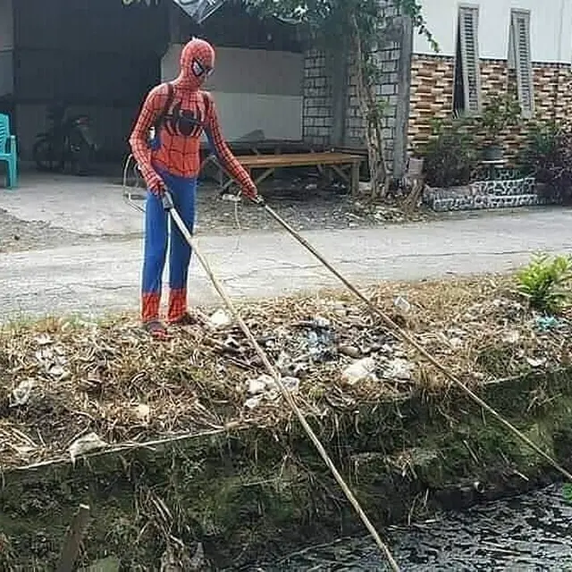 7 Potret Absurd Orang Pakai Kostum Spider-Man Ini Bikin Orang Heran
