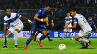 Penyerang Arema, Dedik Setiawa,n coba melewati dua pemain belakang PSIS dalam uji coba di Stadion Kanjuruhan, Kabupaten Malang, Sabtu malam (4/5/2019). (Bola.com/Iwan Setiawan)