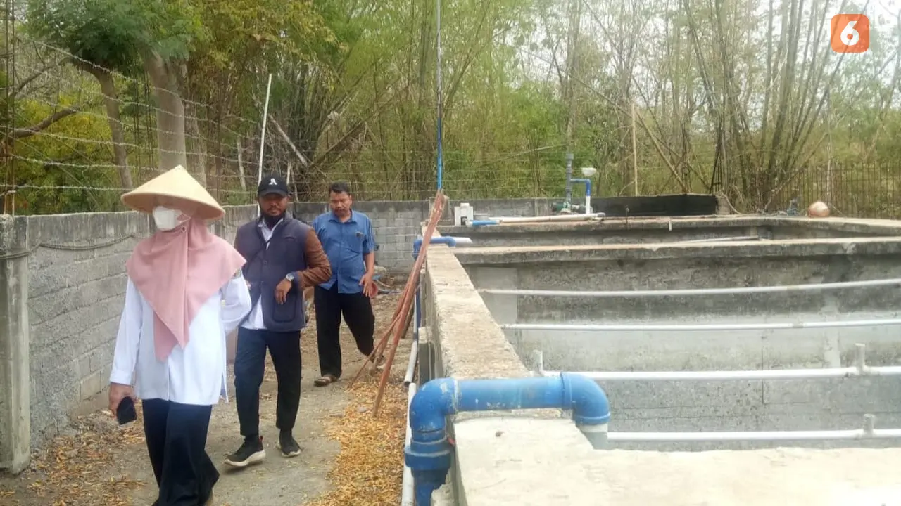 Tim dari Dinas Lingkungan Hidup Banyuwangi sidak sumber bau busuk yang didga dari perusahaan setempat (Hermawan Arifianto/Liputan6.com)