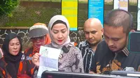 Venna Melinda dan kuasa hukumnya, Noor Akhmad Riyadhi, usai sidang cerainya dengan Ferry Irawan di Pengadilan Agama Jakarta Selatan, Kamis (9/3/2023). (Dok. M. Altaf Jauhar)