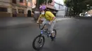 Atlet BMX asal Venezuela, Stefany Hernandez mengenakan masker saat latihan di Caracas, 25 April 2020. Di tengah karantina wilayah guna mengekang penyebaran Covid-19, peraih medali Olimpiade 2016 itu berlatih tiga kali seminggu untuk meraih tiket tampil di Olimpiade 2021. (AP/Matias Delacroix)