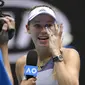 Caroline Wozniacki menghapus air mata usai kekalahan dari Ons Jabeur di babak ketiga Australia Terbuka 2020. Dia pensiun usai turnamen ini. (AP Photo/Andy Brownbill)
