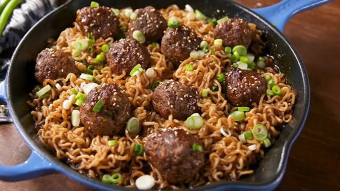 Mie goreng/copyright Delish.com