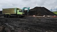 Batu bara dimuat ke truk di Pelabuhan Karya Citra Nusantara (KCN) Marunda, Jakarta, 17 Januari 2022. Indonesia melonggarkan larangan ekspor batu bara. (ADEK BERRY/AFP)
