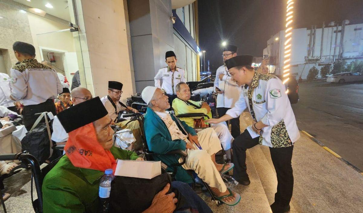 "Banyak dari mereka menangis menyampaikan terima kasih dan tidak sedikit pula yang ingin terus berada di hotel transit," kata Slamet.<br>
