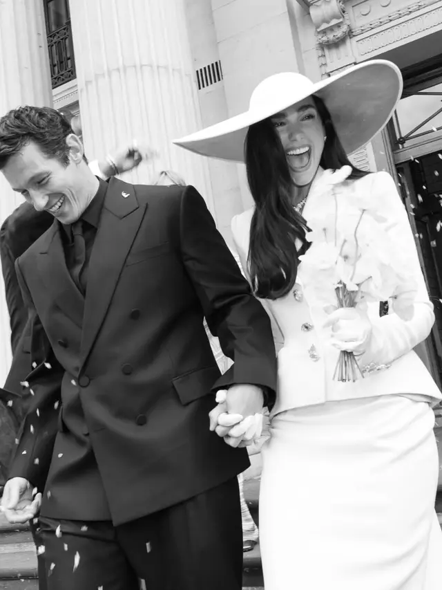 Dua Lipa Resmi Menikah dengan Callum Turner pakai kalung Bvlgari. [@dualipa]