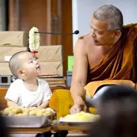 Mungkin menjadi biksu yang harus tunduk pada aturan Tuhan bukan pilihan si kecil ini, tapi dia sangat menggemaskan