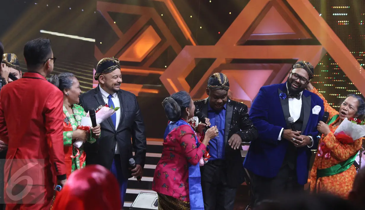 Personel Grup musik All 4 One memakai blankon saat mengisi acara Golden Memories International di Studio 5 Indosiar, Jakarta, Selasa (10/1). (Liputan6.com/Herman Zakharia)
