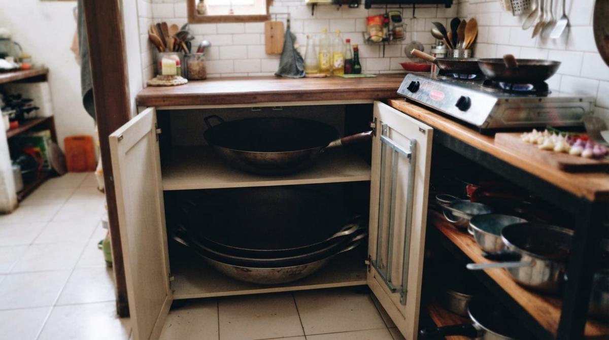 Cara Menyimpan Wajan Besar di Dapur Sempit