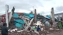 Suasana RS Mitra Manakarra Mamuju yang roboh pasca gempa bumi dengan Magnitudo 6,2 pada Jumat 15 Januari 2021. Korban yang dilaporkan terjebak adalah perawat, pasien, dan keluarga pasien. (Liputan6.com/Abdul Rajab Umar)
