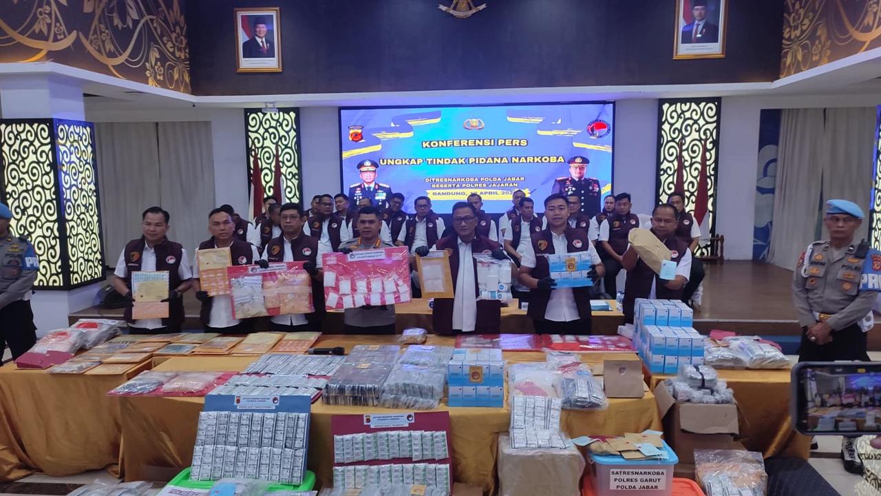 Pers rilis kasus pengungkapan narkoba dan obat terlarang di Polda Jabar.