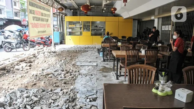 Makan Badan Jalan, Ruko di Pluit Dibongkar