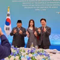 Idol muda tersebut tampil manis dalam mini dress abu-abu bergaya preppy dengan siluet fitted di bagian atas dan detail rok lipit lembut di bagian bawah.  [@2_jaemyung/@gandisulis].