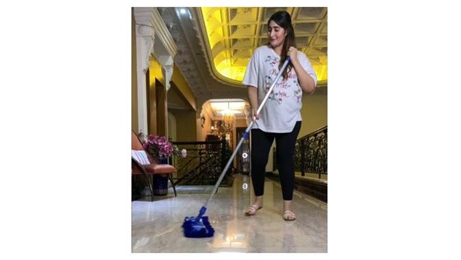 Pamer Perut Buncit, Ini 7 Potret Tania Nadira Hamil Anak Ketiga (Sumber: Instagram/@tanianadiraa)