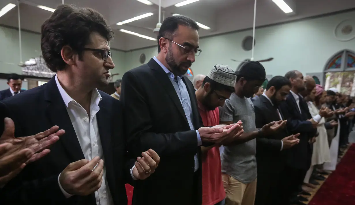 Umat Muslim berdoa untuk korban penembakan massal Christchurch di Selandia Baru di Masjid Jamia, Hong Kong  (18/3). Mereka berdoa untuk korban penembakan yang menewaskan 50 orang di Masjid Al Noor, Christchurch, Selandia Baru. (AFP Photo/Viviek Prakash)