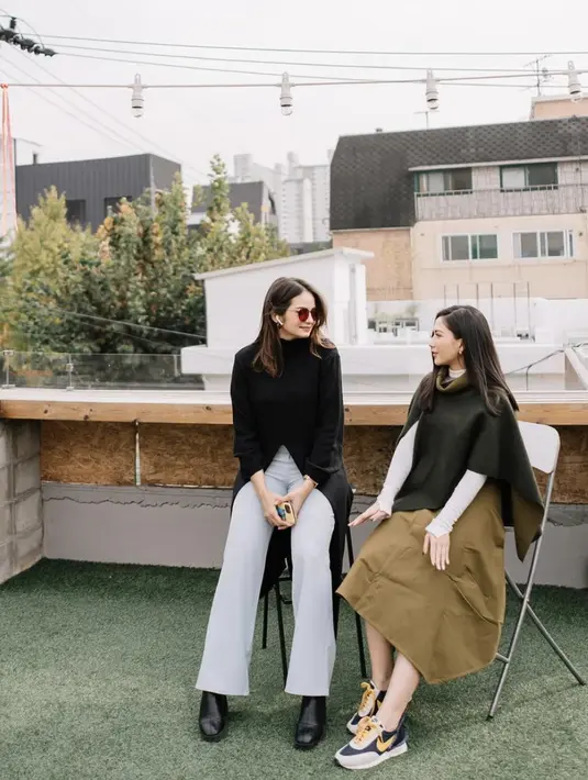 Dengan nuansa hitam, gaya fashion Enzy dan Jessica Mila terlihat begitu kompak. Ia juga tampil dengan style berbeda namun terlihat kompak. [Foto: Instagram/ Enzy Storia]