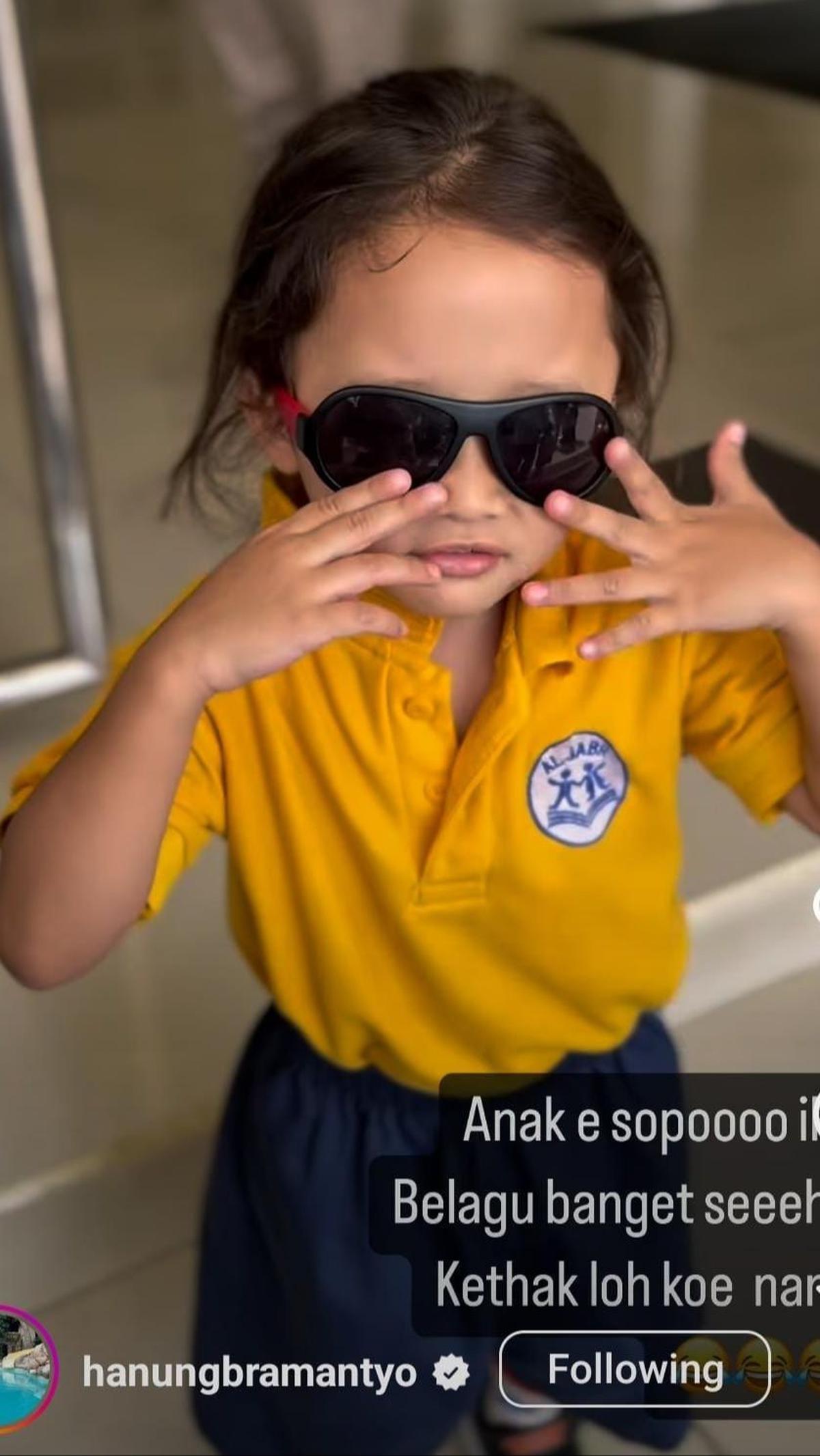 "Episode jemput nak bontot mulih sekolah," kata Hanung di instagramnya.<br>
