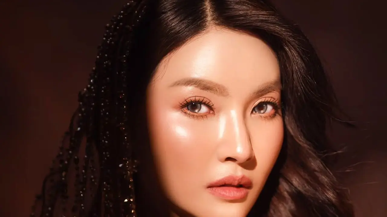 Glowing Maksimal, Sarwendah Tampil Bak Dewi yang Bersinar dengan Gaun Full Payet