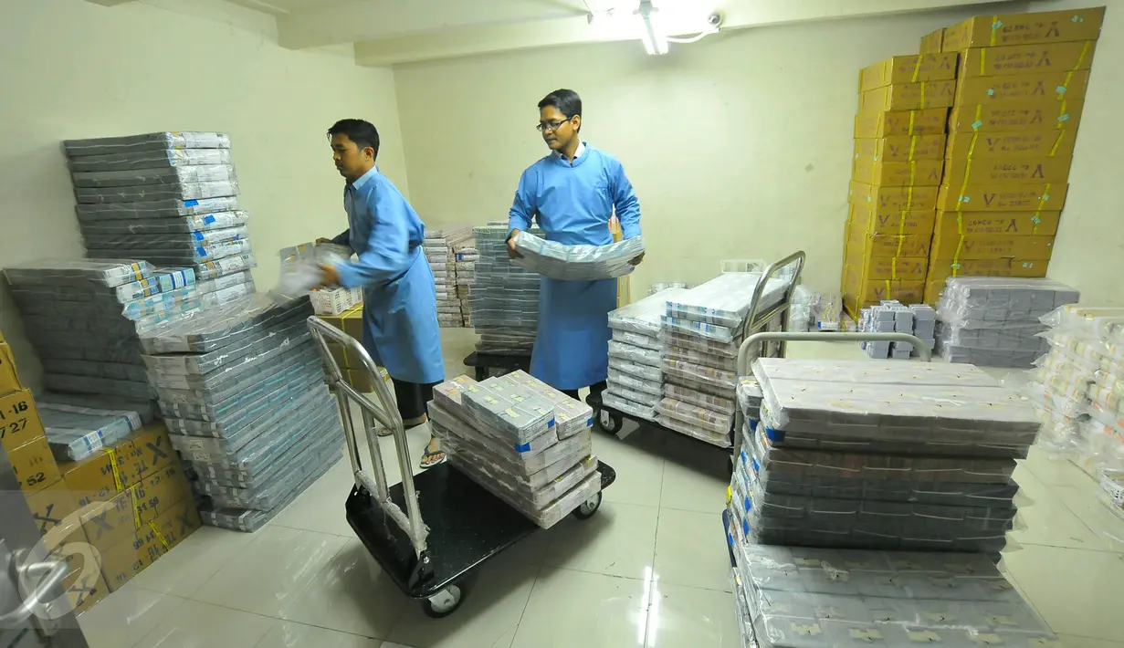 Pekerja menata uang di kantor