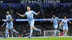 Pemain Manchester City Kevin De Bruyne (tengah) melakukan selebrasi usai mencetak gol ke gawang Leicester City pada pertandingan sepak bola Liga Inggris di Etihad Stadium, Manchester, Inggris, Minggu (26/12/2021). Manchester City menang 6-3. (AP Photo/Scott Heppell)