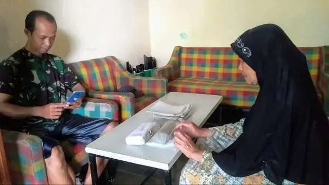 Cerita Warga Desa di Kuningan Jadi Perajin Bungkus Gorengan
