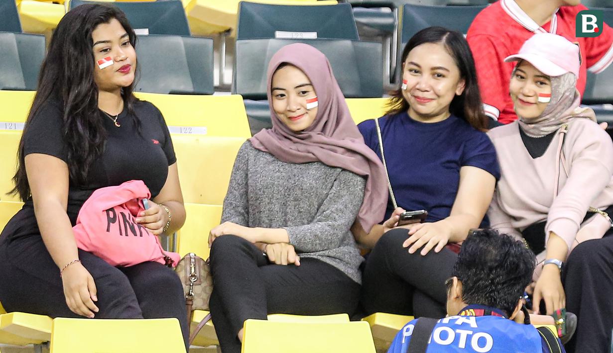 Kompak menghias pipi dengan lukisan bendera merah putih, empat suporter wanita Indonesia ini bergaya saat diabadikan seorang fotografer pada laga kedua Grup A Piala Dunia U-17 2023 antara Timnas Indonesia U-17 menghadapi Timnas Panama U-17 di Stadion Gelora Bung Tomo, Surabaya, Senin (13/11/2023). (Bola.com/Bagaskara Lazuardi)