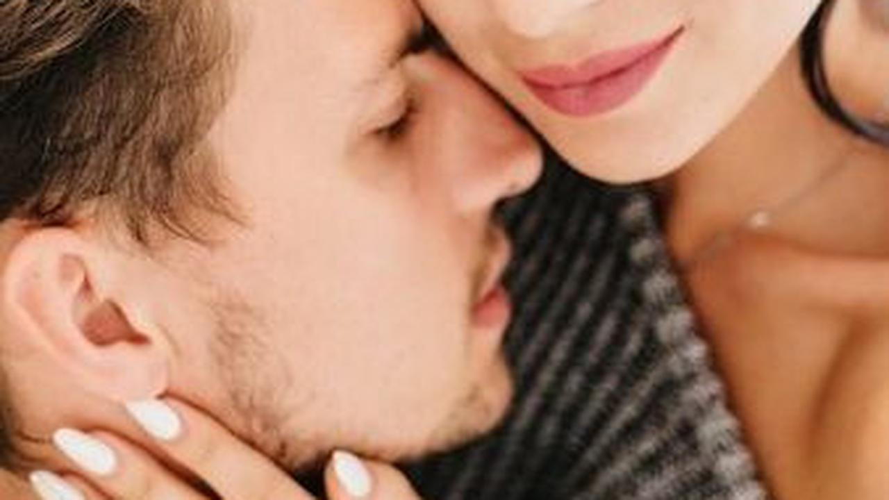 Jadi, jangan ragu untuk meluangkan waktu setiap malam untuk berbicara dengan pasangan Anda di atas tempat tidur. Ini adalah investasi dalam kebahagiaan dan keharmonisan hubungan Anda.