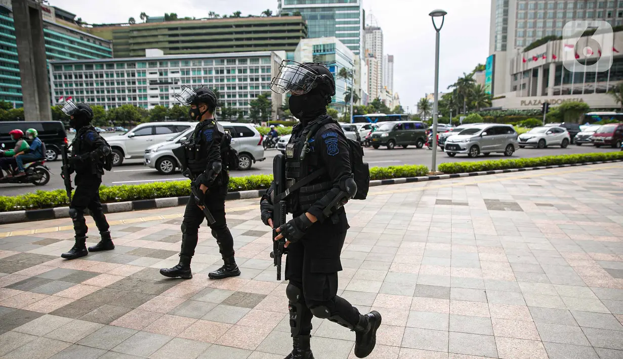 Sejumlah anggota satuan Brimob bersiaga di kawasan Bundaran HI, Jakarta, Kamis (1/4/2021). Pasca penyerangan yang terjadi di Mabes Polri, aparat kepolisian memperketat penjagaan dan pengamanan di ruang publik ibu kota. (Liputan6.com/Faizal Fanani)