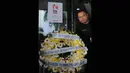 Sebuah karangan bunga terpajang di depan Gedung KPK, Jakarta, Selasa (3/3/2015). Karangan bunga tersebut dikirimkan sebagai bentuk atas matinya keberanian KPK di Gedung KPK, Jakarta, Selasa (3/3/2015). (Liputan6.com/Herman Zakharia)
