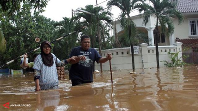 Banjir Tenggelamkan Rw 16 Taman Narogong Indah Bekasi News Liputan6 Com
