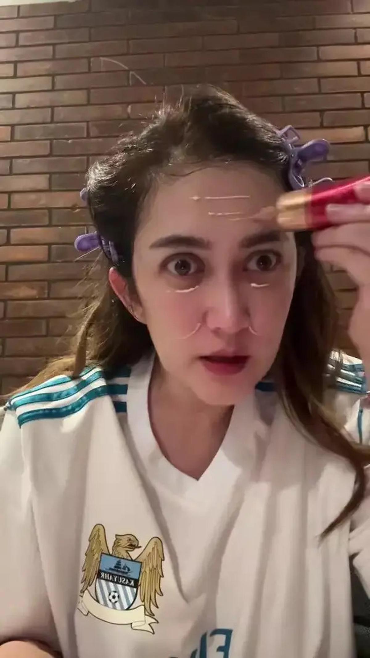 5 Rutinitas Skincare Malam Nafa Urbach Ini Bikin Wajah Kencang di Usia 40-an, Tanpa Operasi Plastik