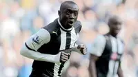 Newcastle United's Senegalese striker Papiss Demba Cisse celebrates after scoring his team's second goal against Liverpool during the English FA Premier League football match at St James' Park in Newcastle, April 1, 2012.  AFP PHOTO / GRAHAM STUART