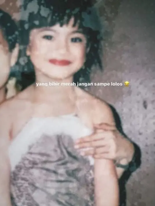 Istri Caesar Hito ini dari kecil ternyata sudah suka tampil. Fotonya menggunakan lipstick merah sukses bikin gemas netizen. [Instagram @felicyaangelista_]