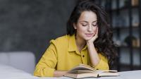 Ilustrasi membaca buku. Credit: freepik.com