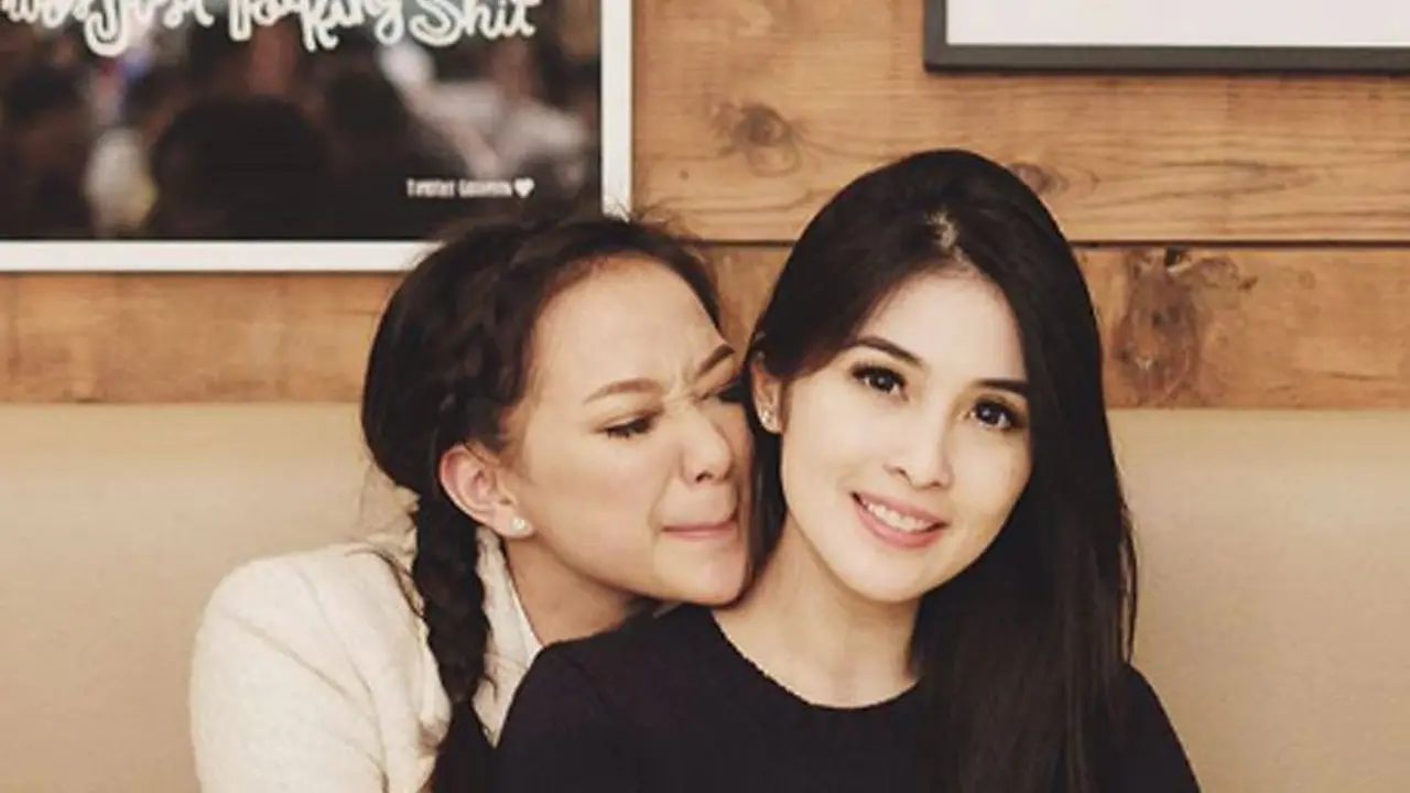 Yuanita Christiani dan Sandra Dewi