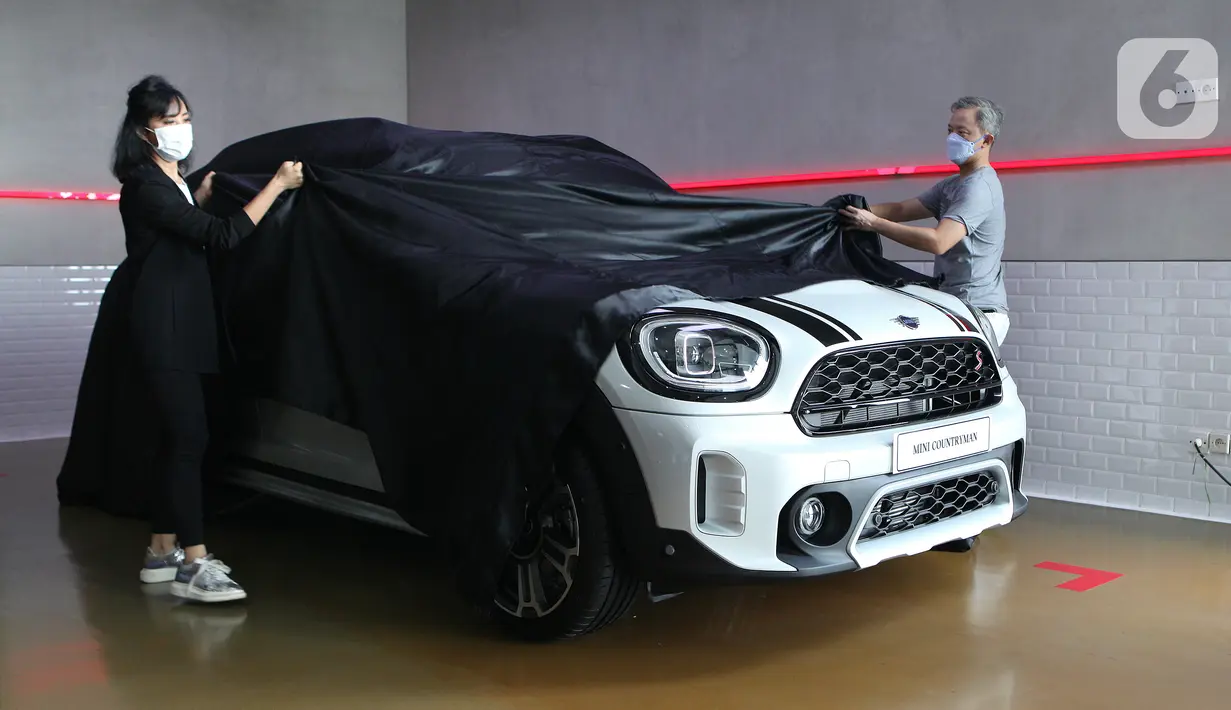 Chairman PT Plaza Auto Raya-Plaza MINI Robert Wardhana pada peluncuran new MINI Countryman, di Plaza MINI Surabaya, Jumat (30/04/2021). MINI Countryman yang dirakit lokal di BMW Group Production Network hadir dengan warna Sage Green Metallic & White Silver metallic.(Liputan6.com/Pool/MINI Indonesia)