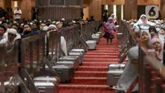 Umat muslim melaksanakan salat Tarawih pertama di Masjid Istiqlal, Jakarta, Jumat (28/2/2025). (Liputan6.com/Herman Zakharia)