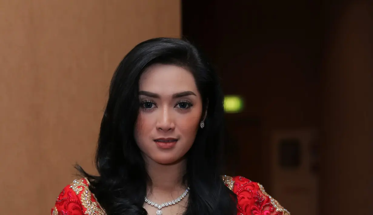 Penyanyi yang memiliki sebutan Syahrini KW, Tiara Dewi merayakan Idul Fitri di Cianjur, Jawa Barat. Lantas seperti apa rutinitasnya sebelum Hari Raya Idul Fitri. (Andy Masela/Bintang.com)