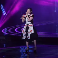 Via Vallen saat tampil di Result and Reunion Indonesian Idol 2018. (Foto: Deki Prayoga/Bintang.com)