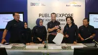 (Ki-Ka) Direktur Produksi dan Supply Chain PT Kimia Farma Tbk (KAEF) Andi Prazos, Direktur Komersial Chairani Harahap, Direktur Keuangan dan Manajemen Risiko Lina Sari, Direktur Utama David Utama, Direktur Portofolio, Produk dan Layanan Jasmine Karsono dan Direktur Sumber Daya Manusia Dharma Syahputra berbincang saat konfrensi pers Publik Expose PT Kimia Farma Tbk di Jakarta (31/05/2023). (Liputan6.com)