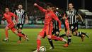 Pemain Paris Saint-Germain, Maxwell (tengah) berebut bola dengan pemain Angers, Abdoul Camara (kanan) pada lanjutan Ligue 1 di Stadion Jean Bouin, Angers, France.  (AFP Photo/Jean Francois Monier)