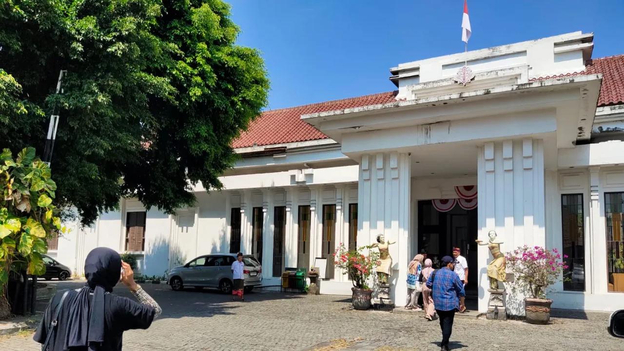 Hotel ini dibangun tahun 1927 oleh Pemerintah Belanda dengan nama Bali Hotel.