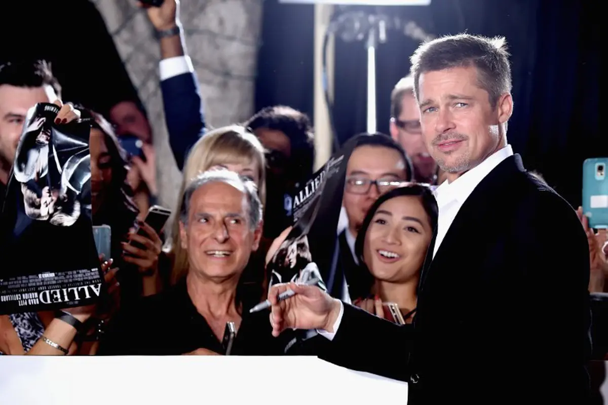 Setelah sekian lama bersembunyi pascaa digugat cerai Angelina Jolie, Brad Pitt akhirnya muncul dengan senyum menawan. (AFP/Bintang.com)