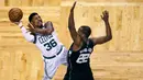 Pemain Boston Celtics, Marcus Smart (36) berusaha memasukan bola saat diadang pemain Milwaukee Bucks, Khris Middleton (22) pada laga playoffs NBA basketball di TD Garden, Boston, (24/4/2018). Celtics menang  92-87. (AP/Charles Krupa)