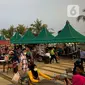 Wisatawan memenuhi lokasi Wisata Pantai Pasir Putih PIK 2, Tanggerang, Banten, Minggu (3/9/2021). Kawasan Jabodetabek masih berstatus PPKM Level 3 dengan sejumlah pelonggaran di tempat wisata pada akhir pekan yang harus diperhatikan pengunjung dan pengelola. (Liputan6.com/Faizal Fanani)